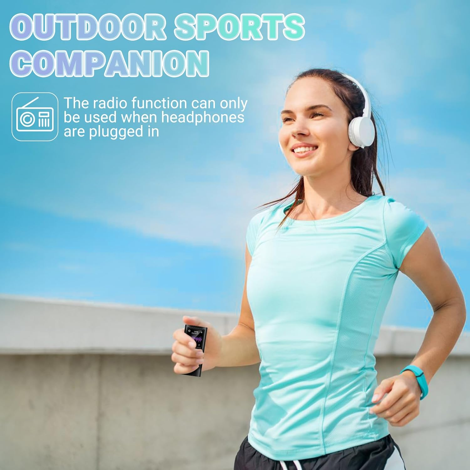 Eine Frau joggt mit Kopfhörern und einem Gerät. Sie trägt ein blaues Hemd und schwarze Shorts vor blauem Himmel.