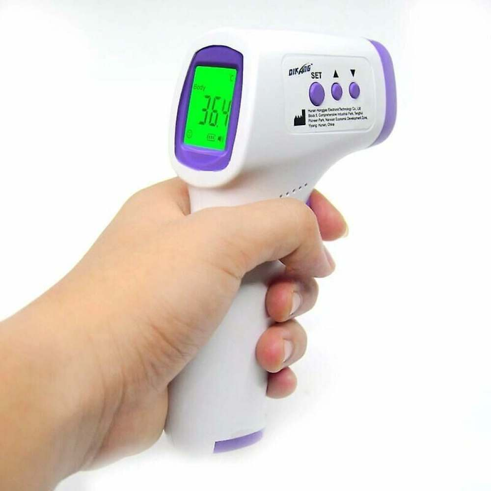 Eine Hand hält ein weiß-violettes digitales Infrarotthermometer, das 36,4 auf einem grünen Bildschirm anzeigt. Der Hintergrund ist weiß.
