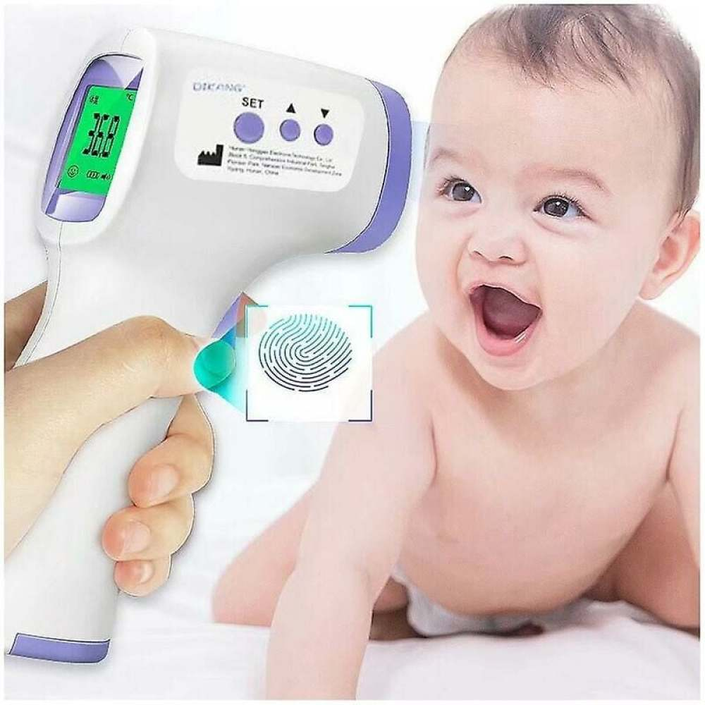 Ein Säugling lächelt neben einem digitalen Thermometer mit 36,8. Eine Hand hält das Gerät auf das Baby gerichtet.