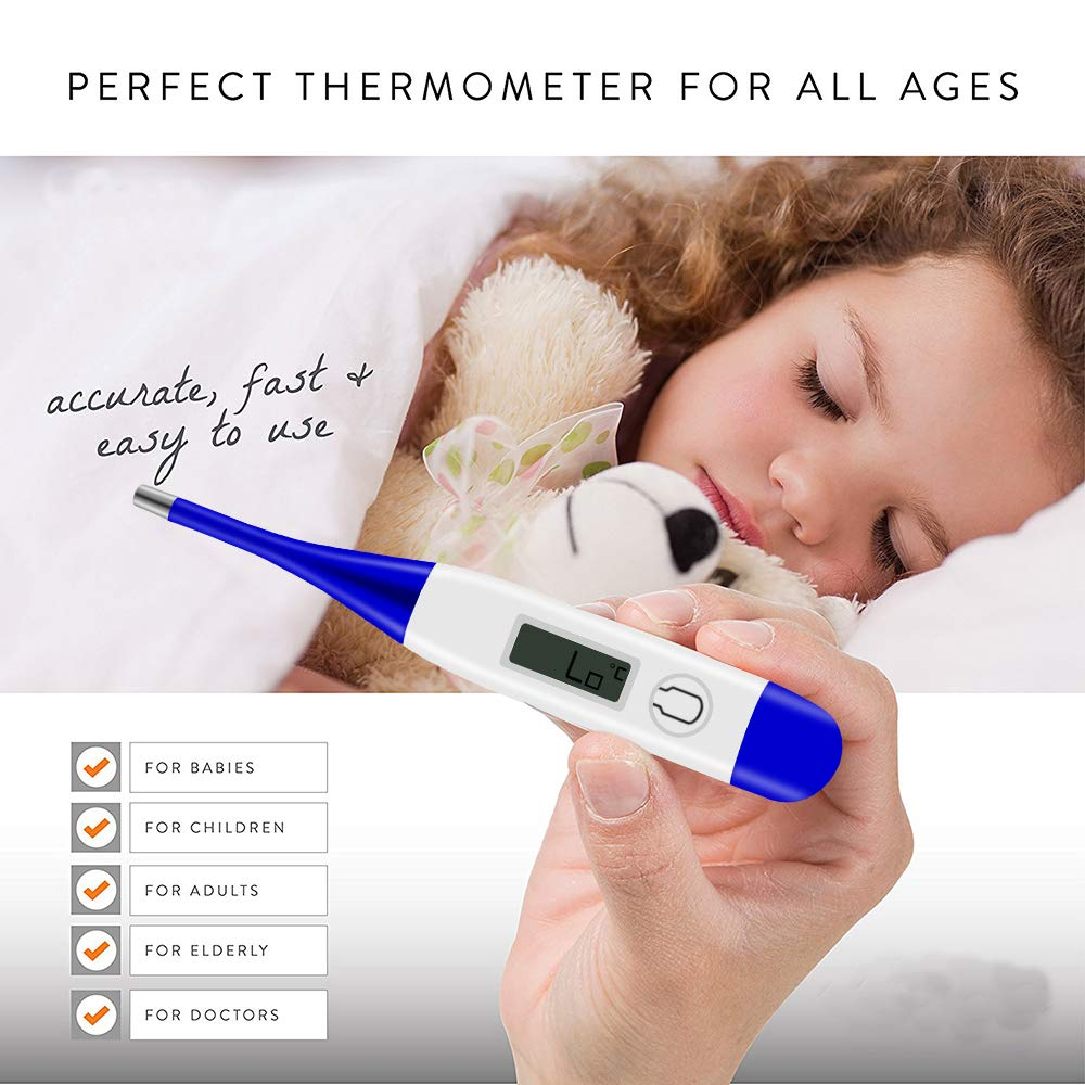 Eine Hand hält ein digitales Thermometer in der Nähe eines schlafenden Kindes. Das Thermometer ist blau und weiß.