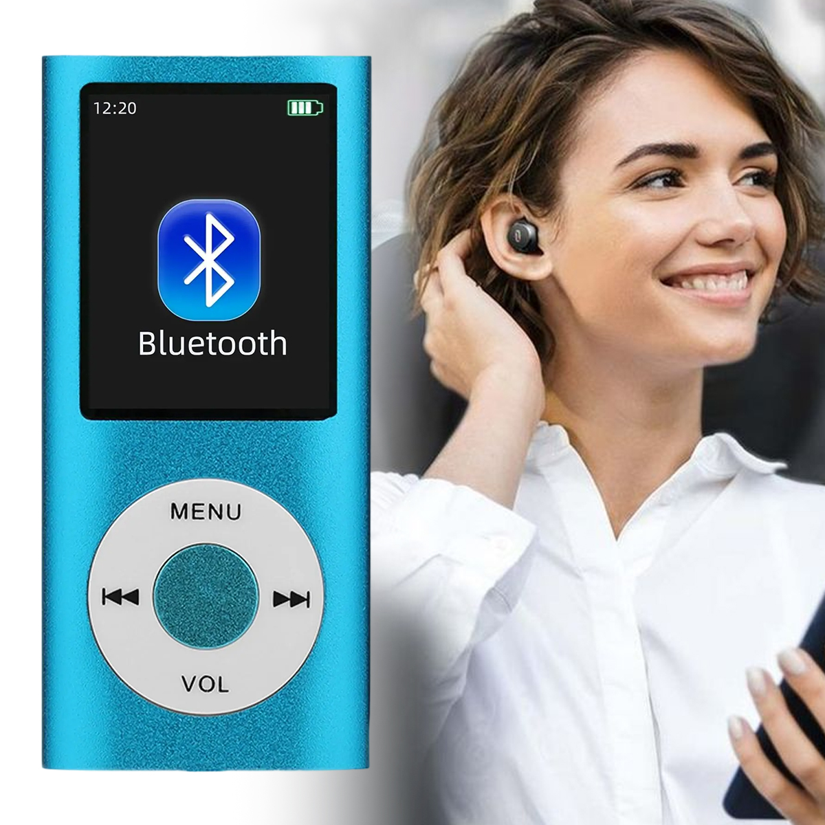 Eine Frau mit Ohrhörern lächelt und hält ein Telefon. Ein blauer MP3-Player mit Bluetooth-Logo im Vordergrund.