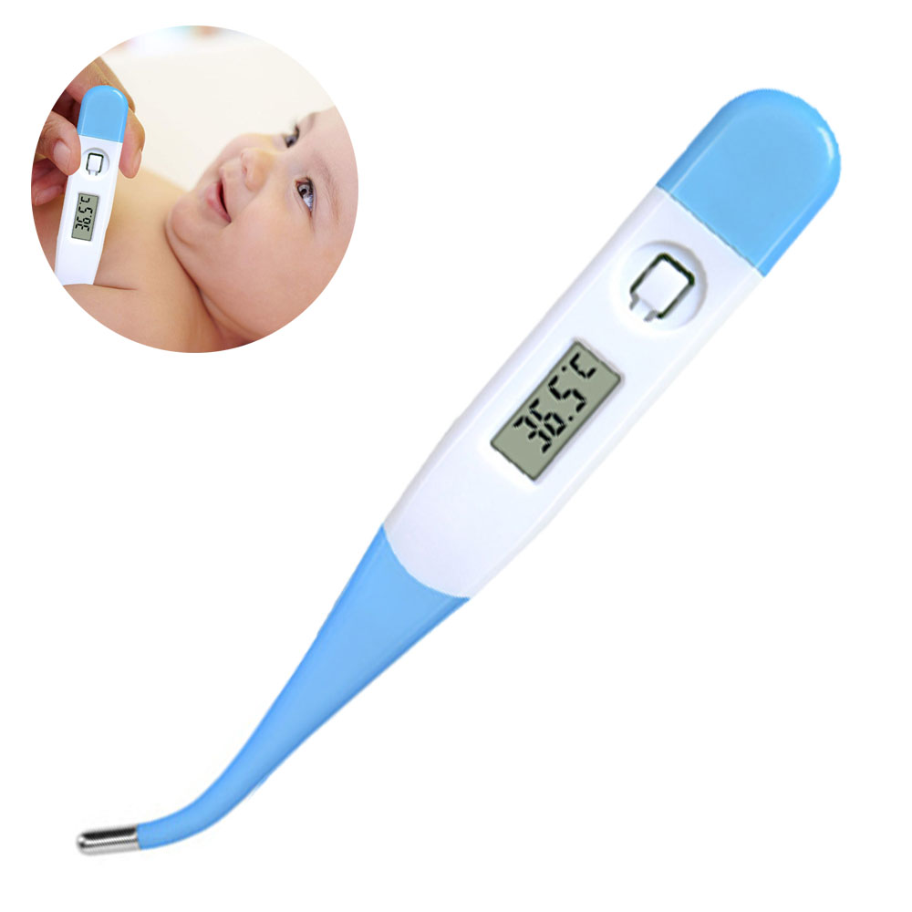 Ein digitales Thermometer mit blau-weißem Design zeigt 36,5 Grad Celsius. Im Hintergrund ist ein Baby.