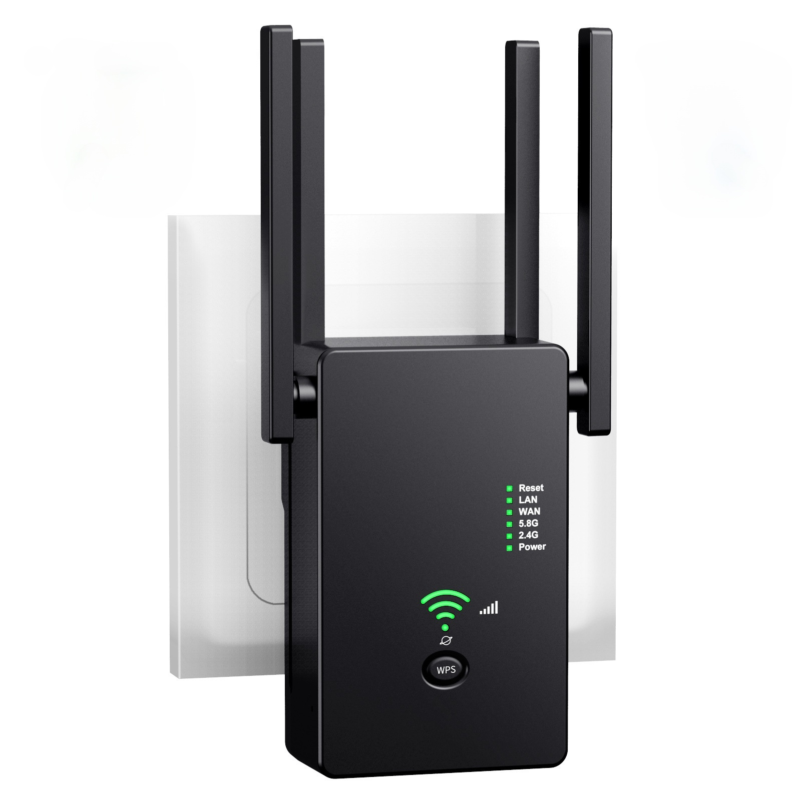 Schwarzer WLAN-Extender, der in eine weiße Steckdose gesteckt ist. Er hat Antennen und grüne Statusleuchten.