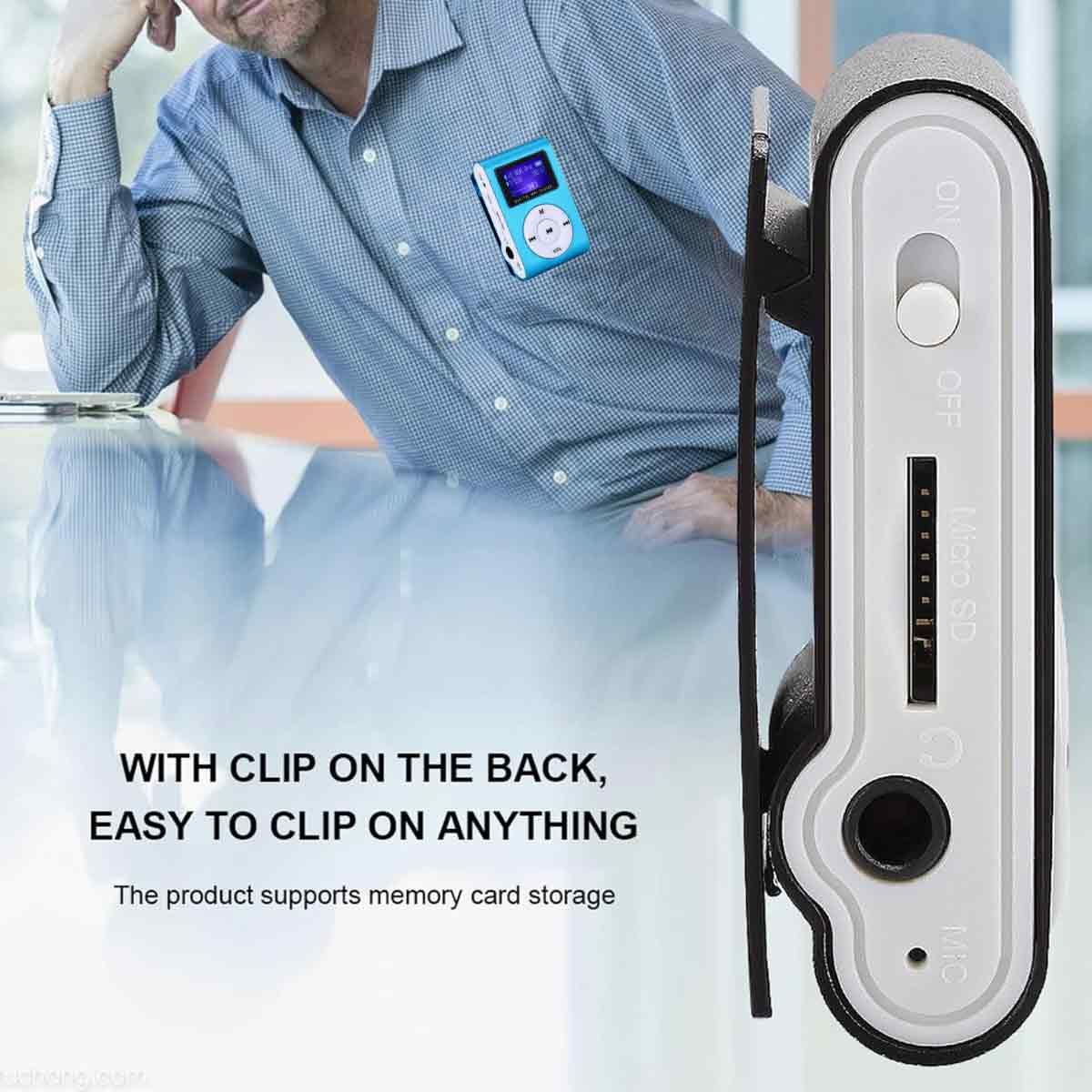 Mann trägt blaues Hemd mit MP3-Player am Revers. Nahaufnahme der Rückseite des Players und seiner Merkmale.