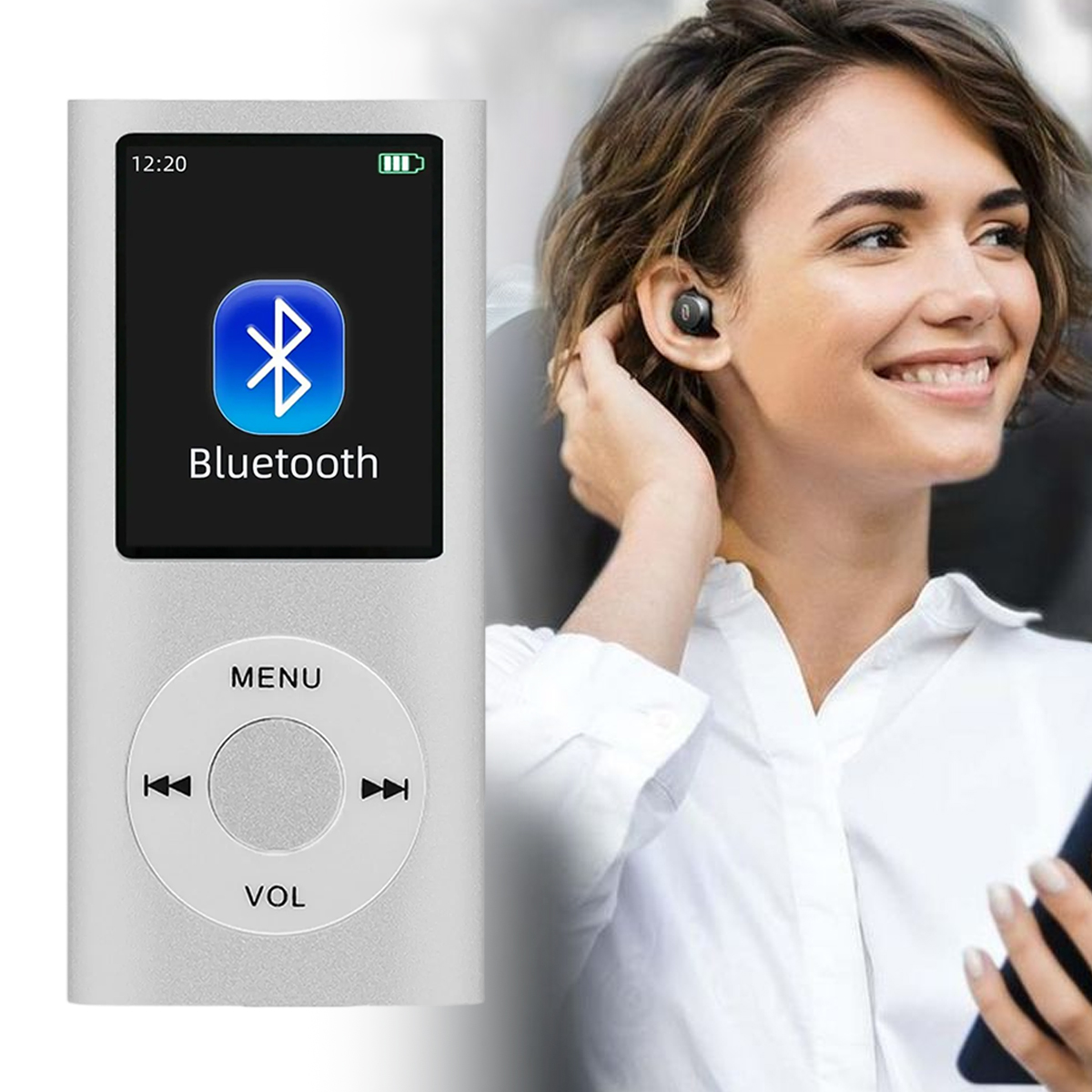 Eine Frau mit Ohrhörern lächelt und hält ein Telefon. Daneben ein silberner MP3-Player mit Bluetooth-Logo auf dem Bildschirm.