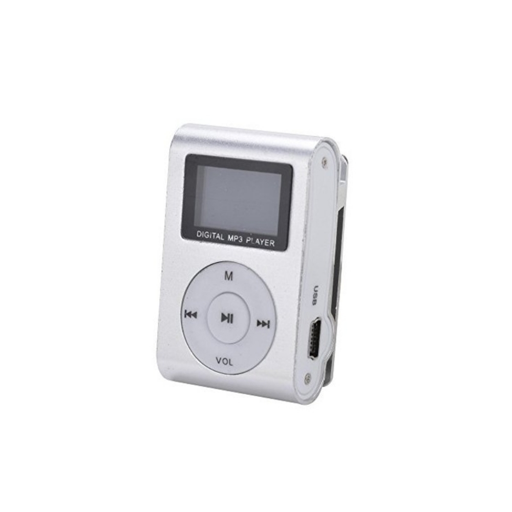 Silberner digitaler MP3-Player mit Bildschirm, Steuertasten und USB-Anschluss auf weißem Hintergrund.