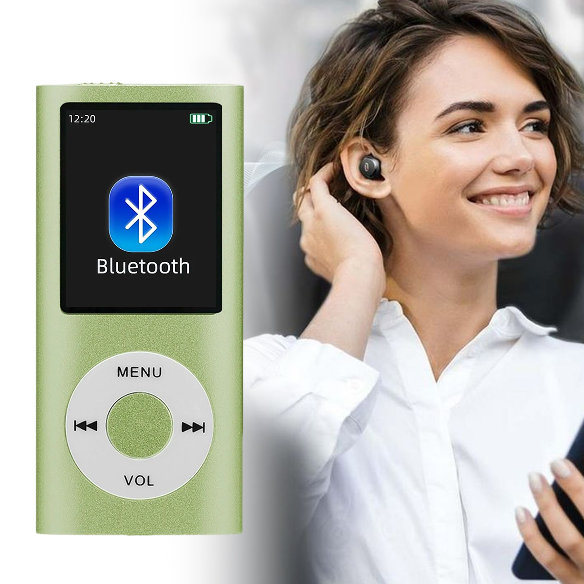 Eine Frau mit Ohrhörern lächelt. Links ein grüner MP3-Player mit Bluetooth-Logo. Die Uhrzeit ist 12:20.