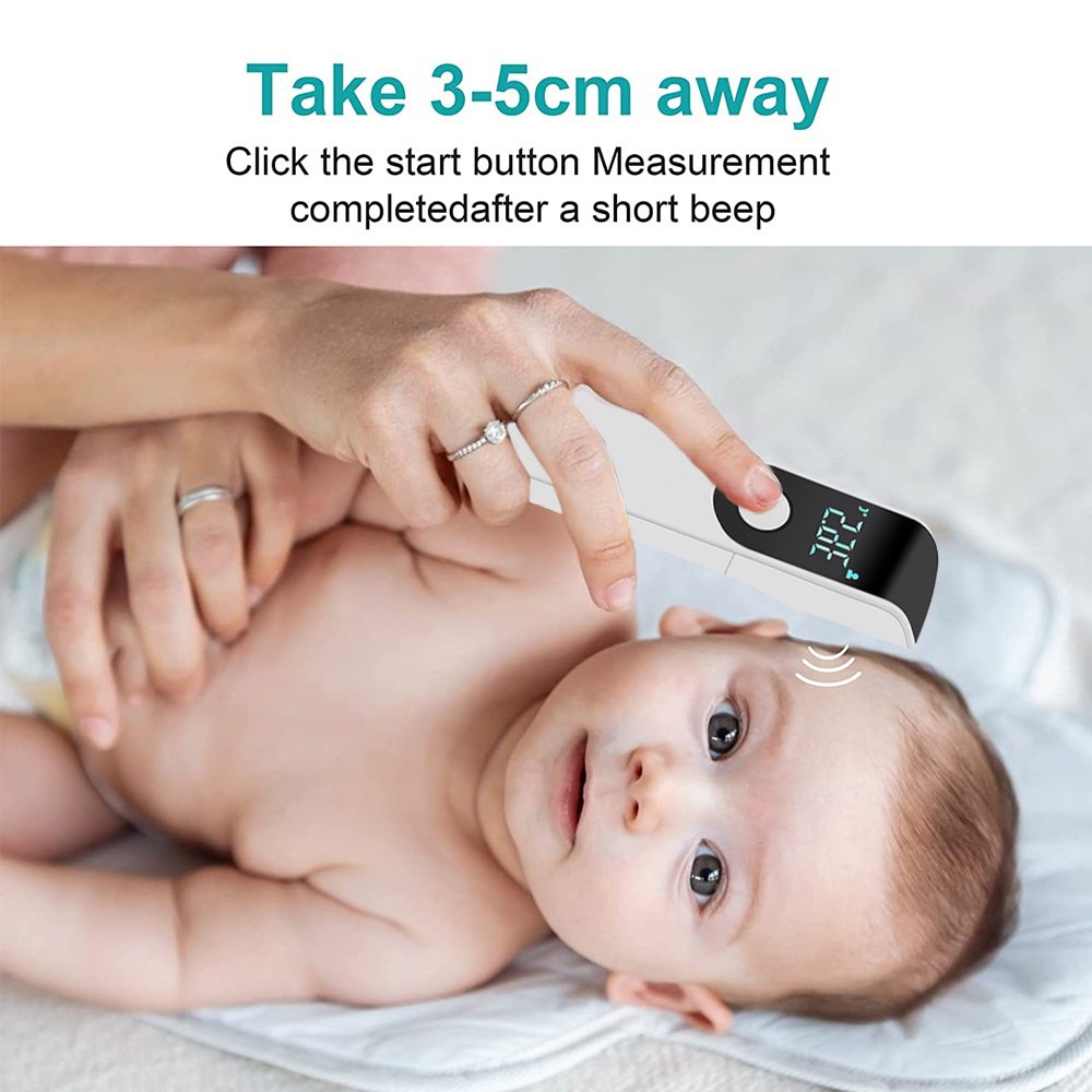 Ein Baby misst mit einem digitalen Thermometer die Temperatur. Eine Hand hält das Thermometer in der Nähe der Stirn des Babys.