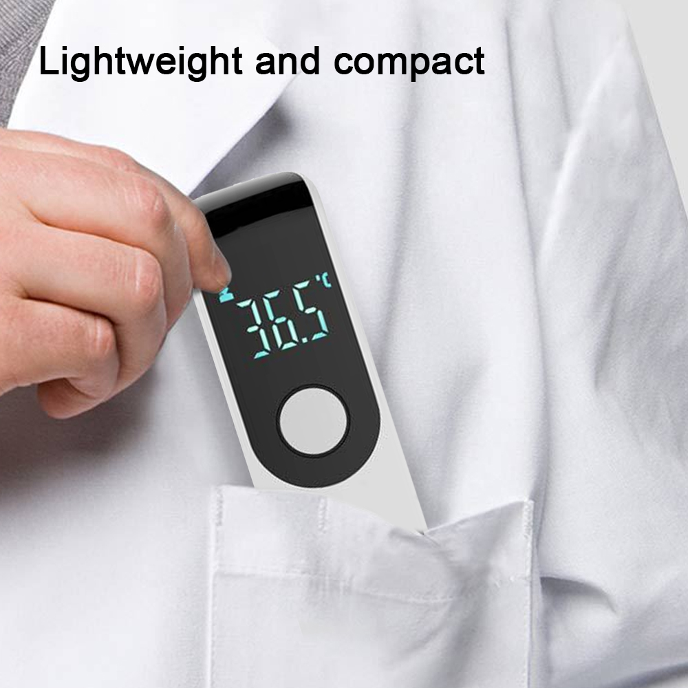 Eine Hand hält ein Thermometer in einer Tasche. Das Thermometer zeigt 36,5 Grad an. Der Hintergrund ist ein weißes Hemd.