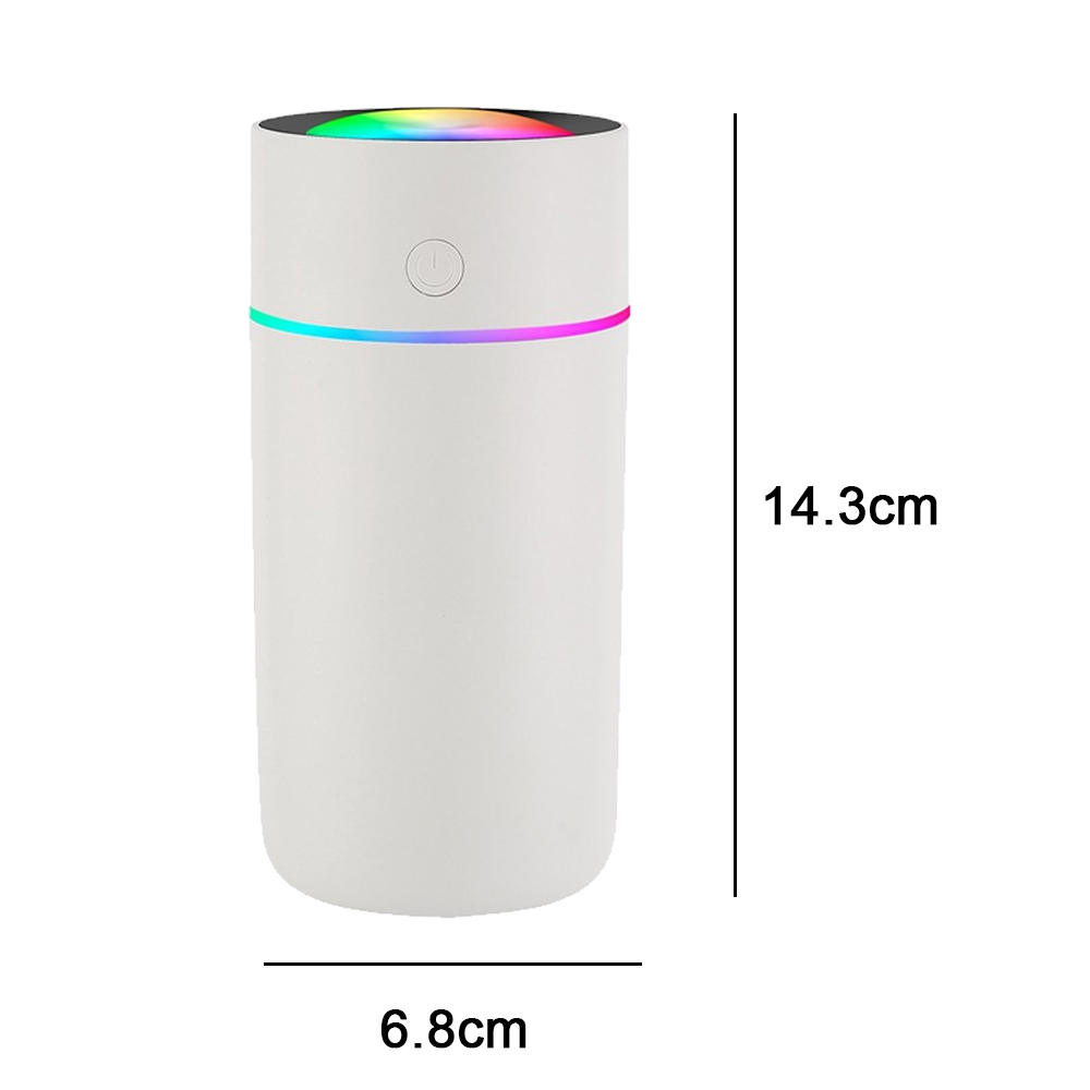 Ein weißer Luftbefeuchter mit buntem Licht oben und einem Ein- / Aus-Knopf. Abmessungen: 14,3 cm hoch und 6,8 cm breit.