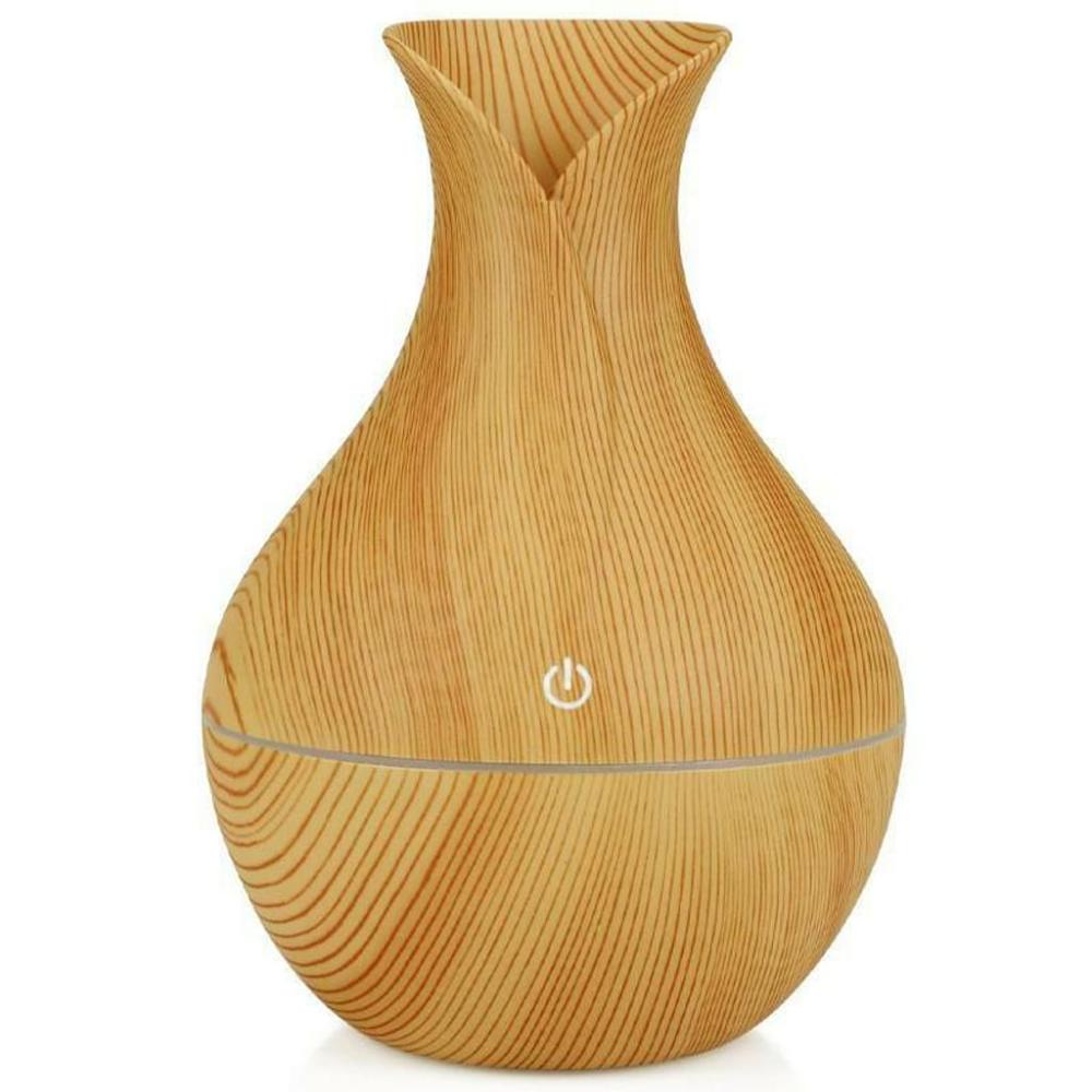 Ein Aromatherapie-Diffusor mit Holzstruktur und einem Ein-/Ausschalter. Das Design ähnelt einer Vase.