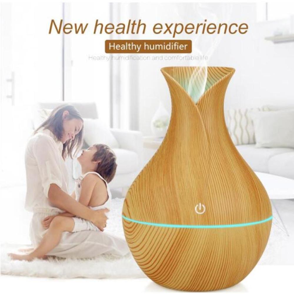 Eine Frau und ein Kind schauen sich an. Rechts steht ein hölzerner Luftbefeuchter. Über dem Luftbefeuchter steht 'New health experience'.