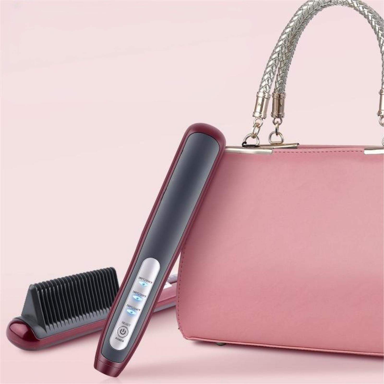 Ein Haarglätter und ein Kamm neben einer rosa Handtasche mit silbernen Griffen, alles vor einem hellrosa Hintergrund.
