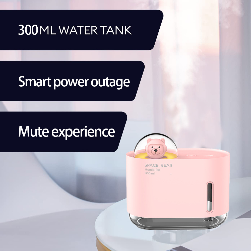 Rosa Luftbefeuchter mit Bären-Design, beschriftet "SPACE BEAR". Merkmale sind 300 ml Wassertank, intelligente Stromausfall und Stummschaltung.
