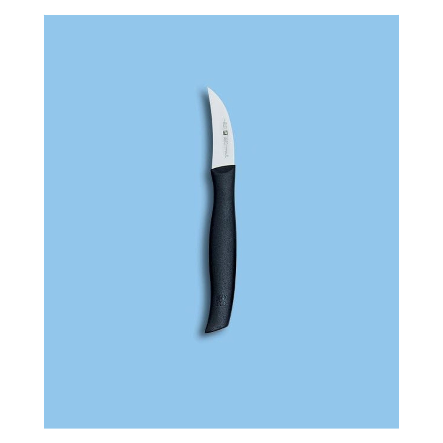 Nóż do obierania z czarnym uchwytem i srebrnym ostrzem jest pionowo wyśrodkowany na jasnoniebieskim tle.