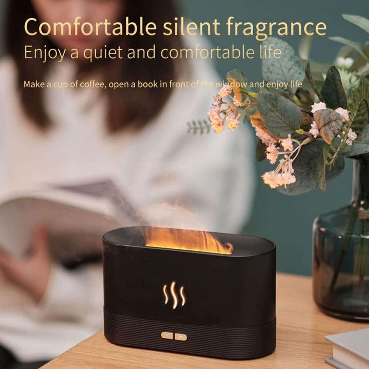 Schwarzer Aromadiffusor mit Flammeneffekt auf einem Holztisch. Text: 'Angenehmer, stiller Duft'. Blumen in einer Vase im Hintergrund.