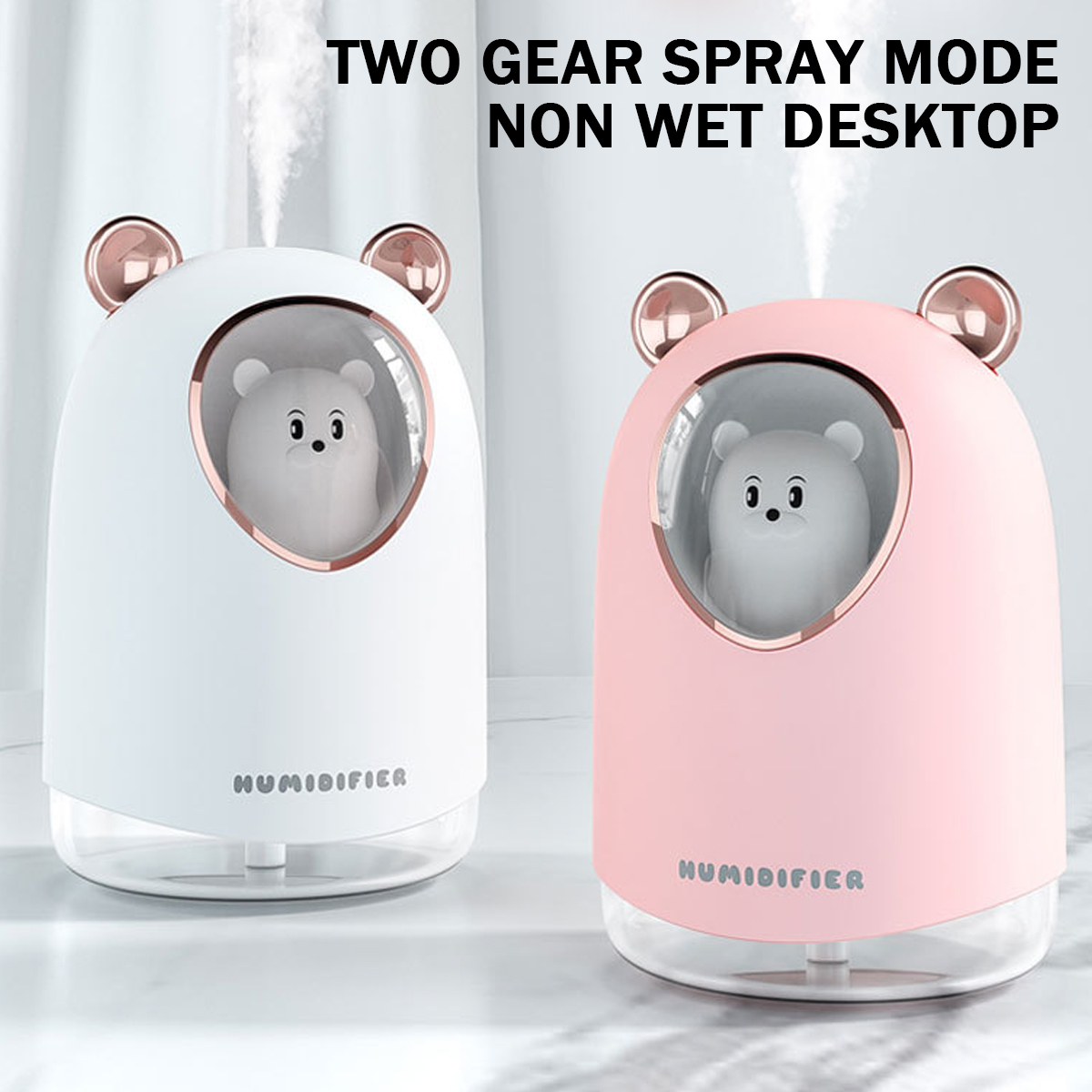 Zwei bärenförmige Luftbefeuchter, einer weiß, einer rosa. Beide haben einen Bären im Inneren und sprühen Dampf. Text: 'Two Gear Spray Mode'.