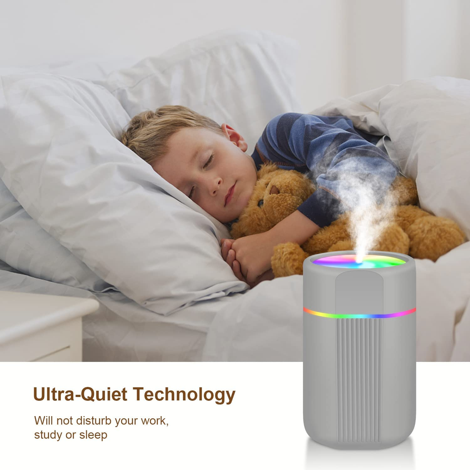 Ein Kind schläft mit einem Teddybären. Ein Luftbefeuchter mit farbigen Lichtern im Vordergrund. Text: Ultra-Quiet Technology.
