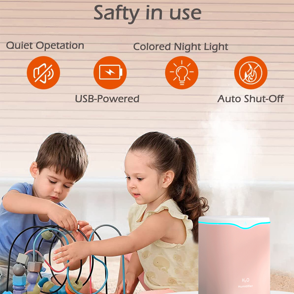 Zwei Kinder spielen in der Nähe eines Luftbefeuchters. Symbole für leise, USB, Licht und automatische Abschaltung sind oben.