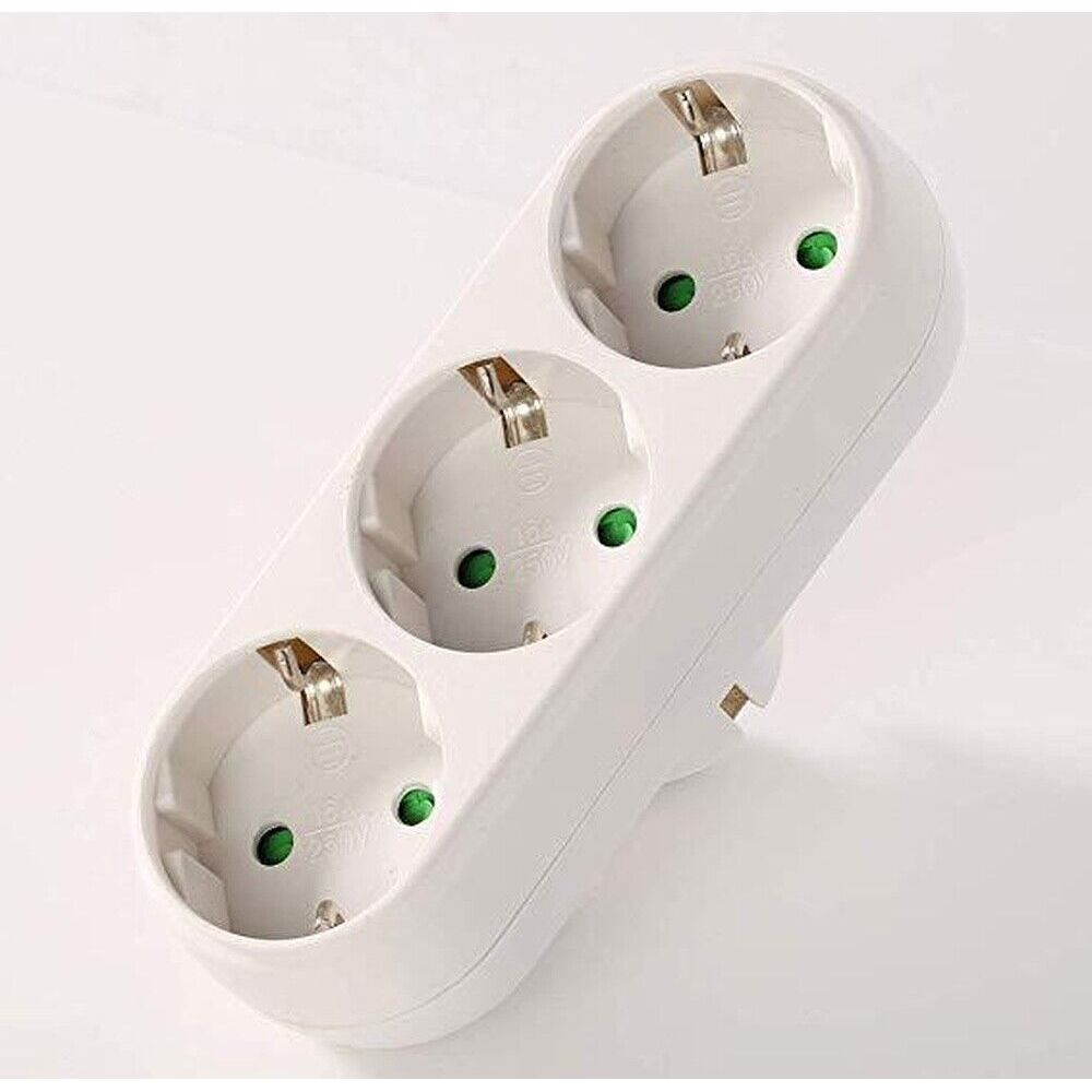 Ein weißer dreifacher Steckdosenadapter. Drei runde Steckdosen mit metallischen Kontakten und grünen Punkten sind sichtbar.
