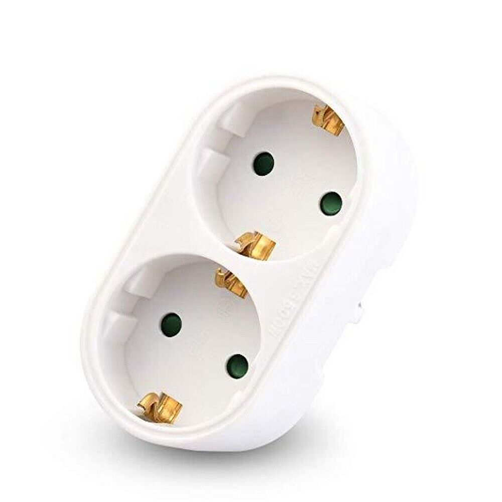 Ein weißer Doppelsteckdosenadapter. Er hat zwei Steckdosen mit jeweils drei Löchern. Der Innenraum hat goldene Metallteile.