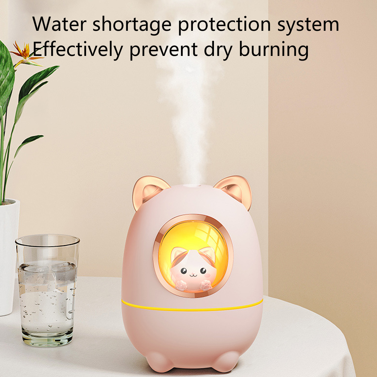 Ein rosa Luftbefeuchter mit Katzendesign, Dampf emittierend, neben einem Glas Wasser und einer Pflanze. Text: Wassermangelschutzsystem.