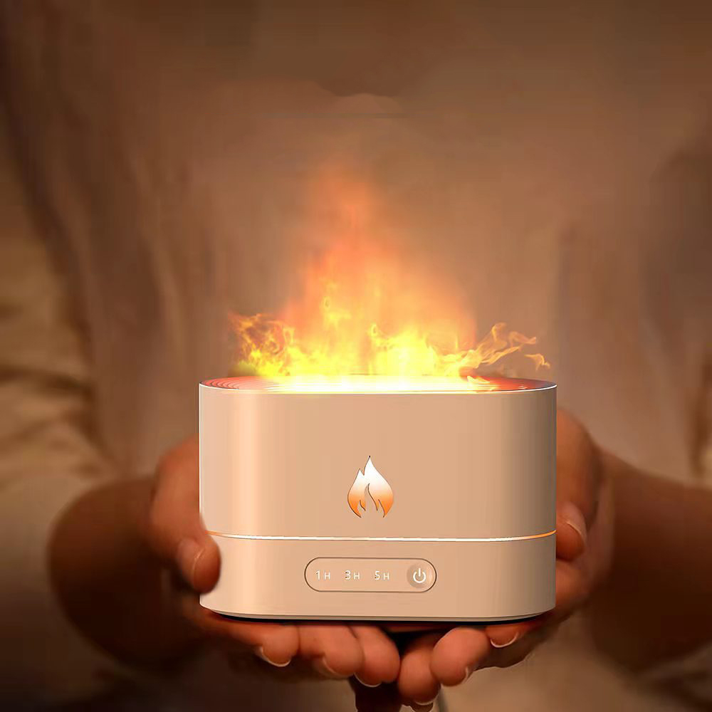 Ein weiß-beiger Luftbefeuchter mit Flammeneffekt. Das Gerät wird von Händen vor einem verschwommenen Hintergrund gehalten. Knöpfe sind sichtbar.