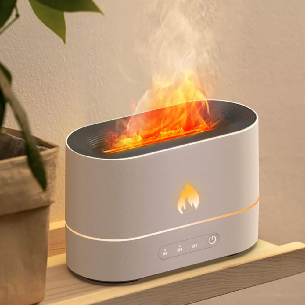 Ein grauer Flammenluftbefeuchter mit orangefarbenem Flammeneffekt, der auf einem Holzregal steht. Links ist eine Pflanze im Topf.
