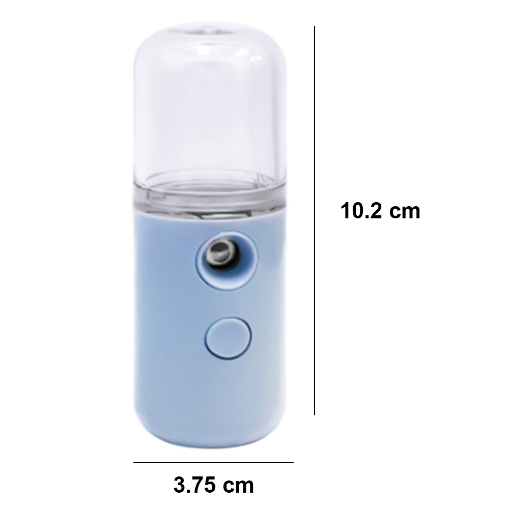 Ein hellblaues Mini-Gesichtsspray mit einem durchsichtigen Deckel. Die Abmessungen betragen 10,2 cm Höhe und 3,75 cm Breite.