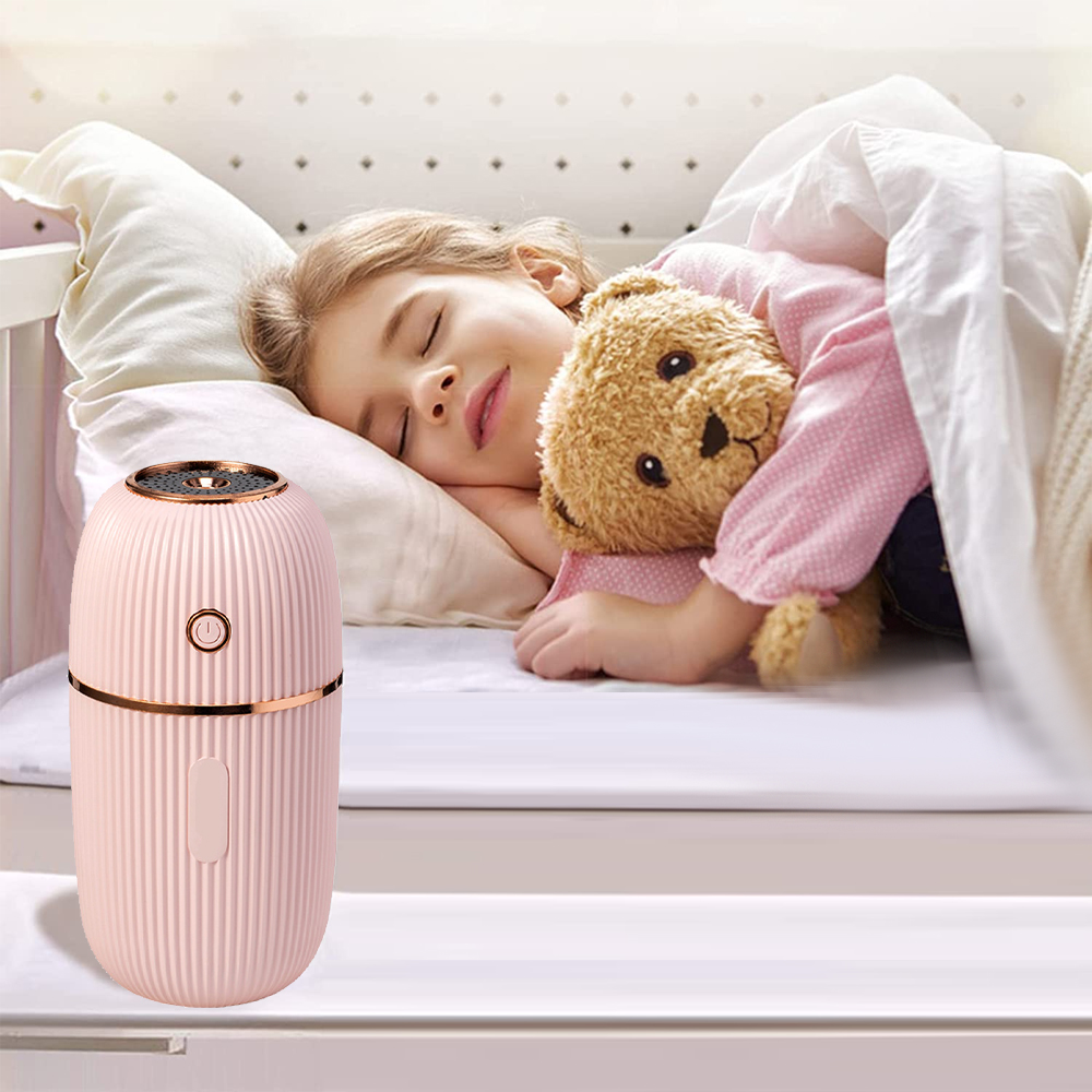 Ein schlafendes Mädchen kuschelt mit einem Teddybär im Bett. Ein rosa Luftbefeuchter steht daneben. Ruhige Szene.