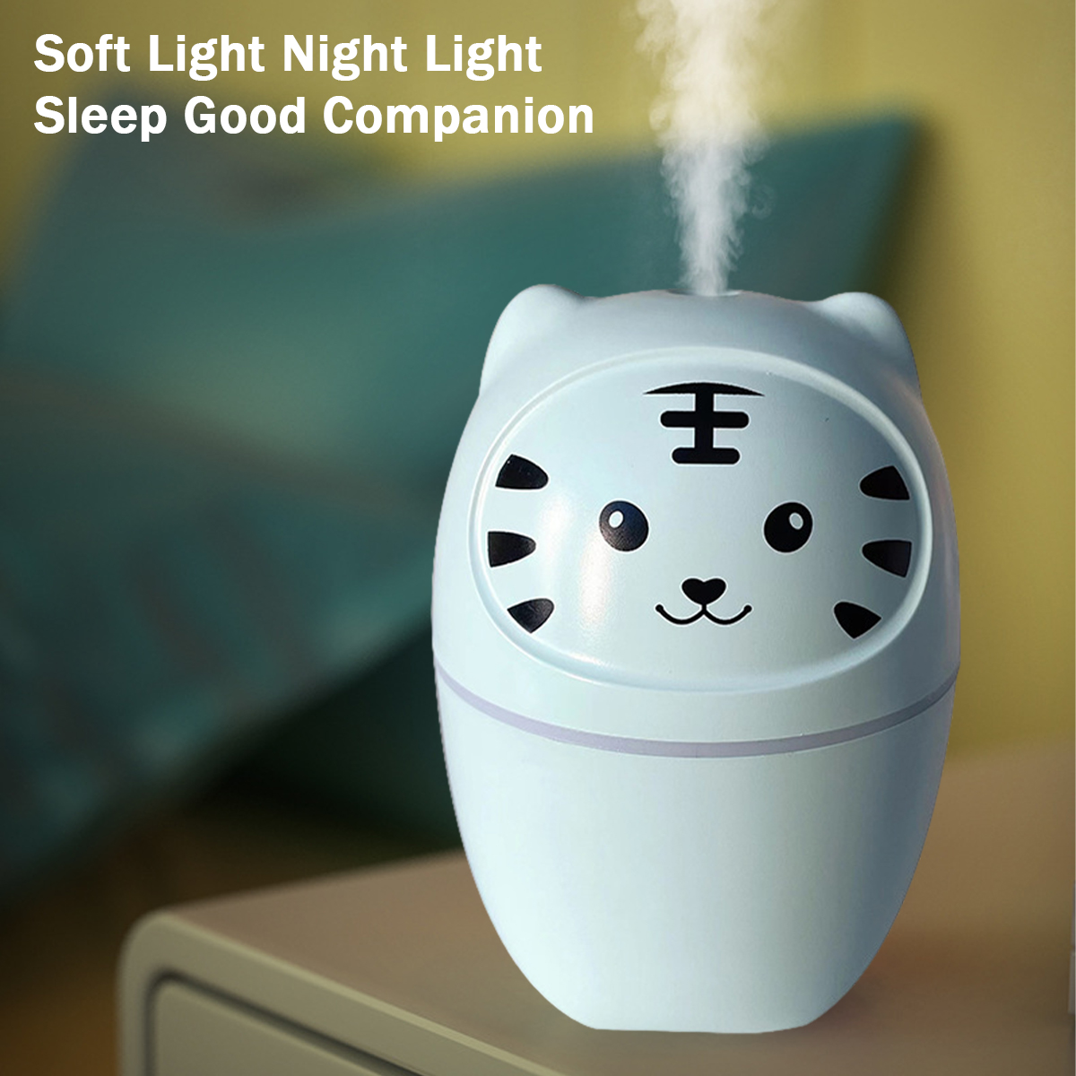 Ein hellblauer, tigergesichtiger Luftbefeuchter gibt Dampf ab. Der Text lautet 'Soft Light Night Light Sleep Good Companion'.