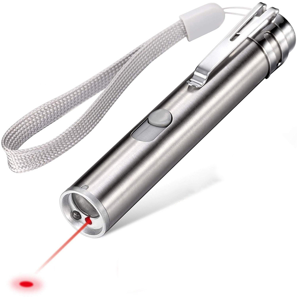 Ein silberner Laserpointer mit rotem Laserstrahl, grauem Riemen und Knopf. Der Laser ist eingeschaltet. Der Hintergrund ist weiß.