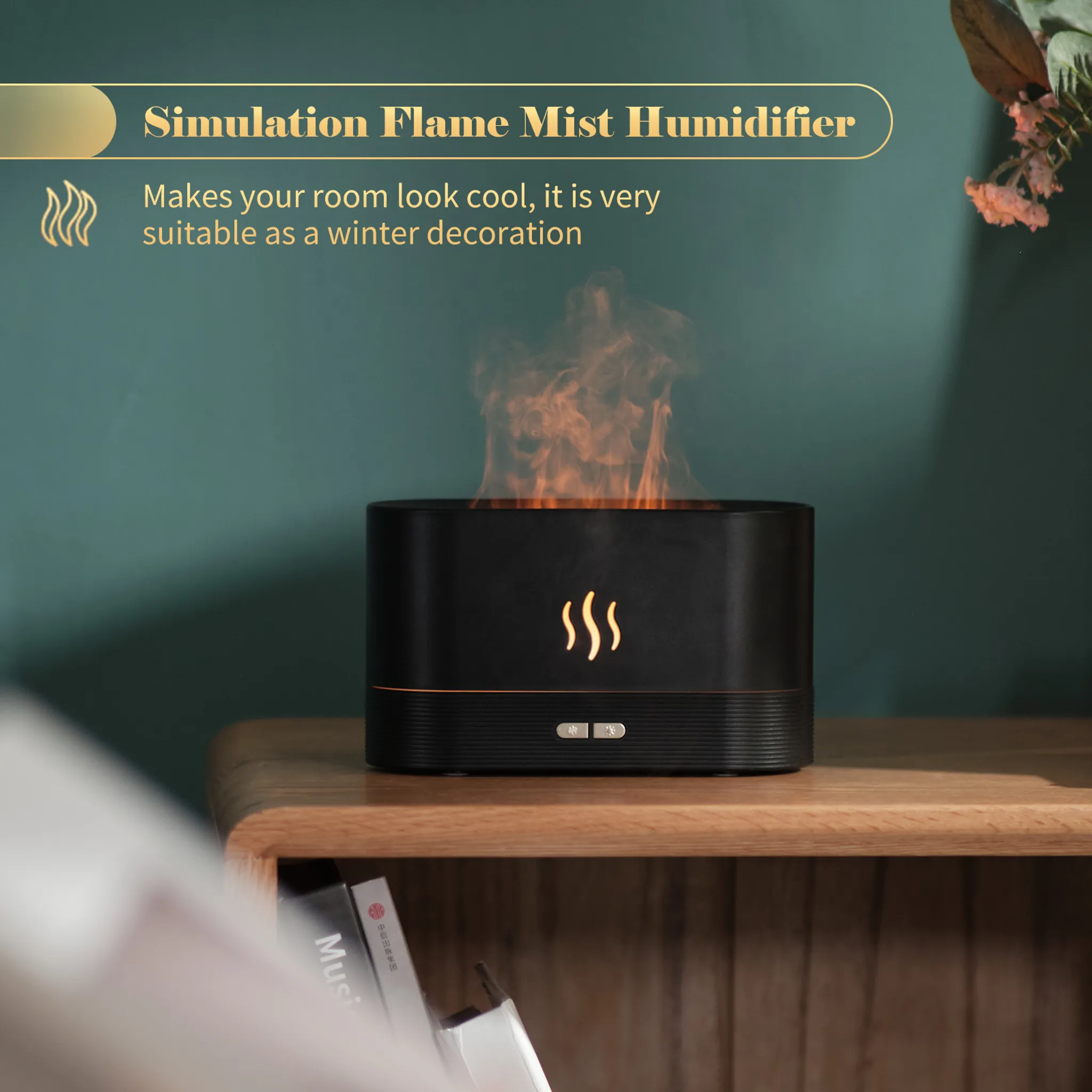 Ein schwarzer Luftbefeuchter mit Flammeneffekt steht auf einem Holzregal. Der Text lautet 'Simulation Flame Mist Humidifier'.