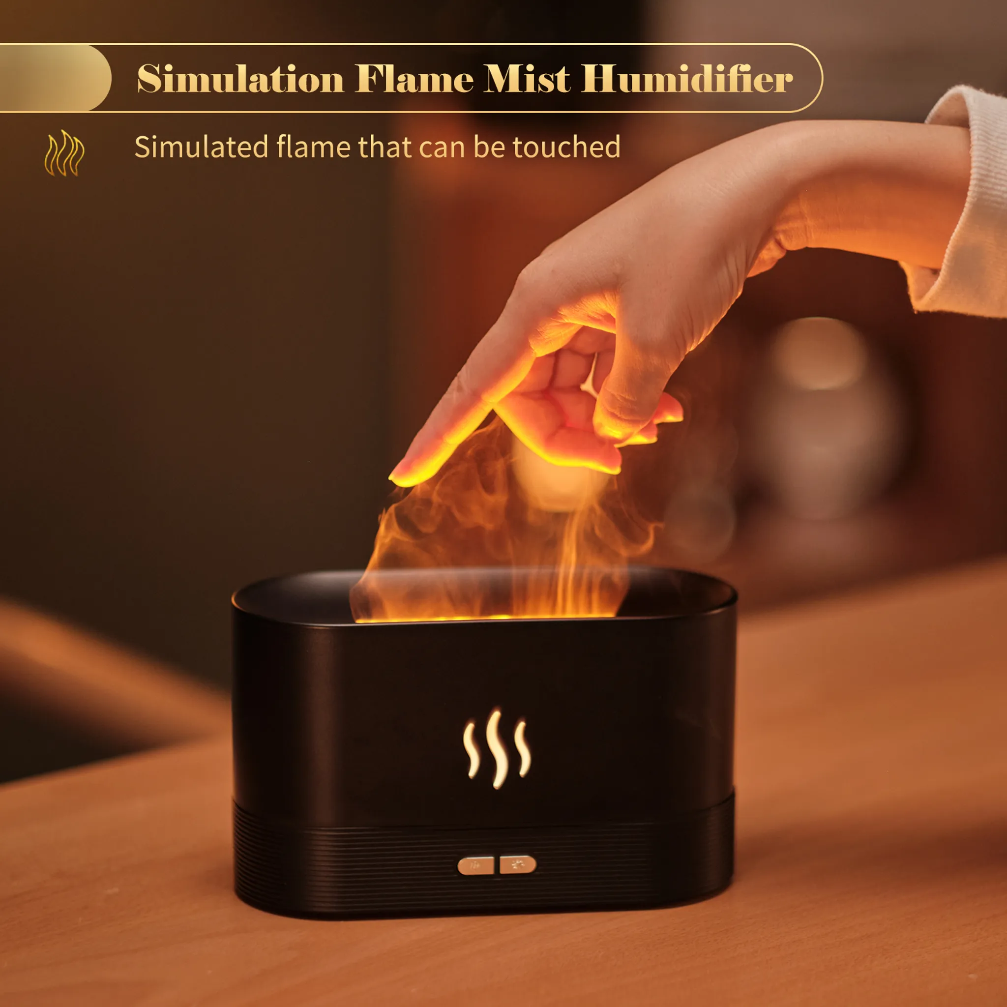 Hand berührt einen schwarzen Luftbefeuchter mit Flammeneffekt. Der Hintergrund ist unscharf und warm.