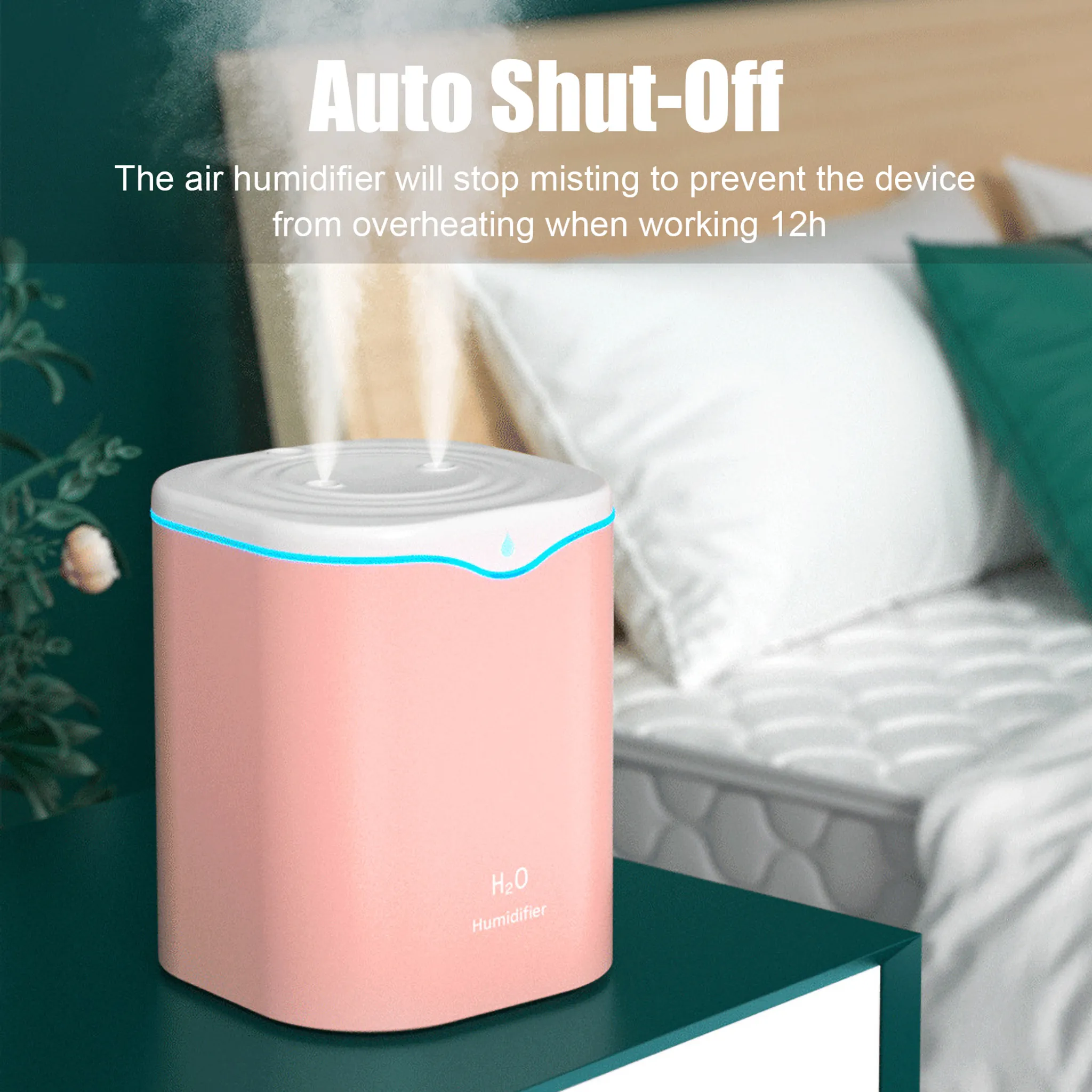 Rosa Luftbefeuchter auf grünem Tisch mit Nebel. Text: Auto Shut-Off. Hintergrund: Bett.