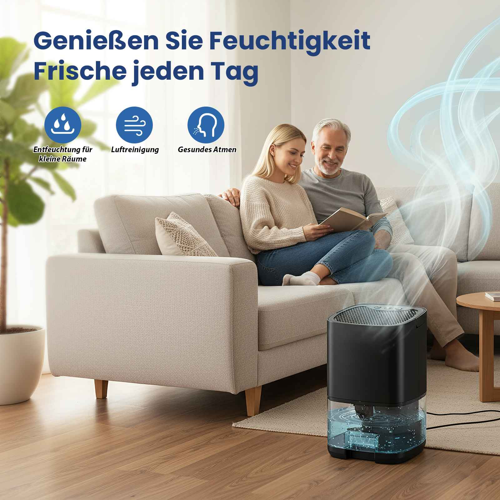 Ein Paar sitzt auf einem Sofa und liest. Ein schwarzer Luftbefeuchter ist im Vordergrund. Text: Genießen Sie jeden Tag Frische.