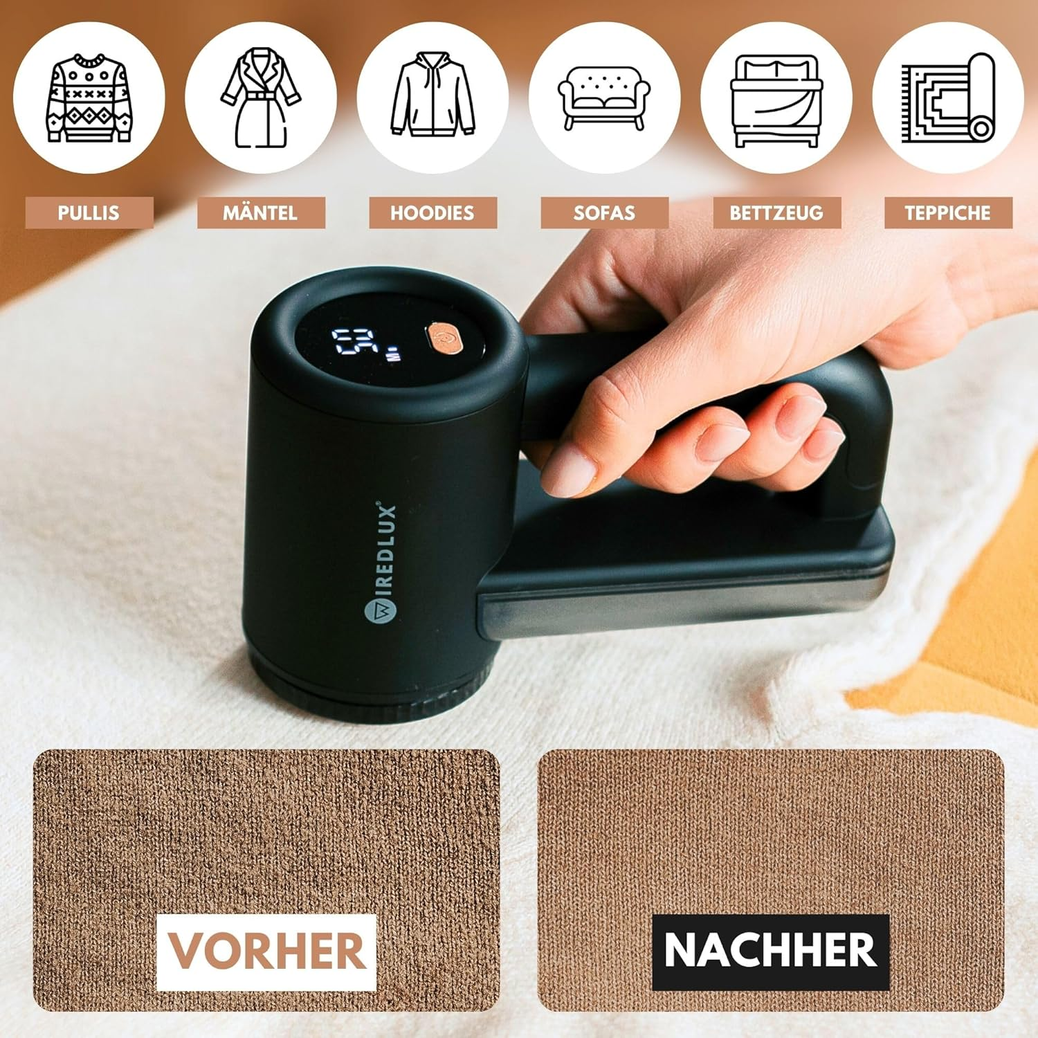 Eine Hand hält einen schwarzen Stoffrasierer über einer beigen Oberfläche. Vorher-Nachher-Beispiele zeigen eine Stoffverbesserung.
