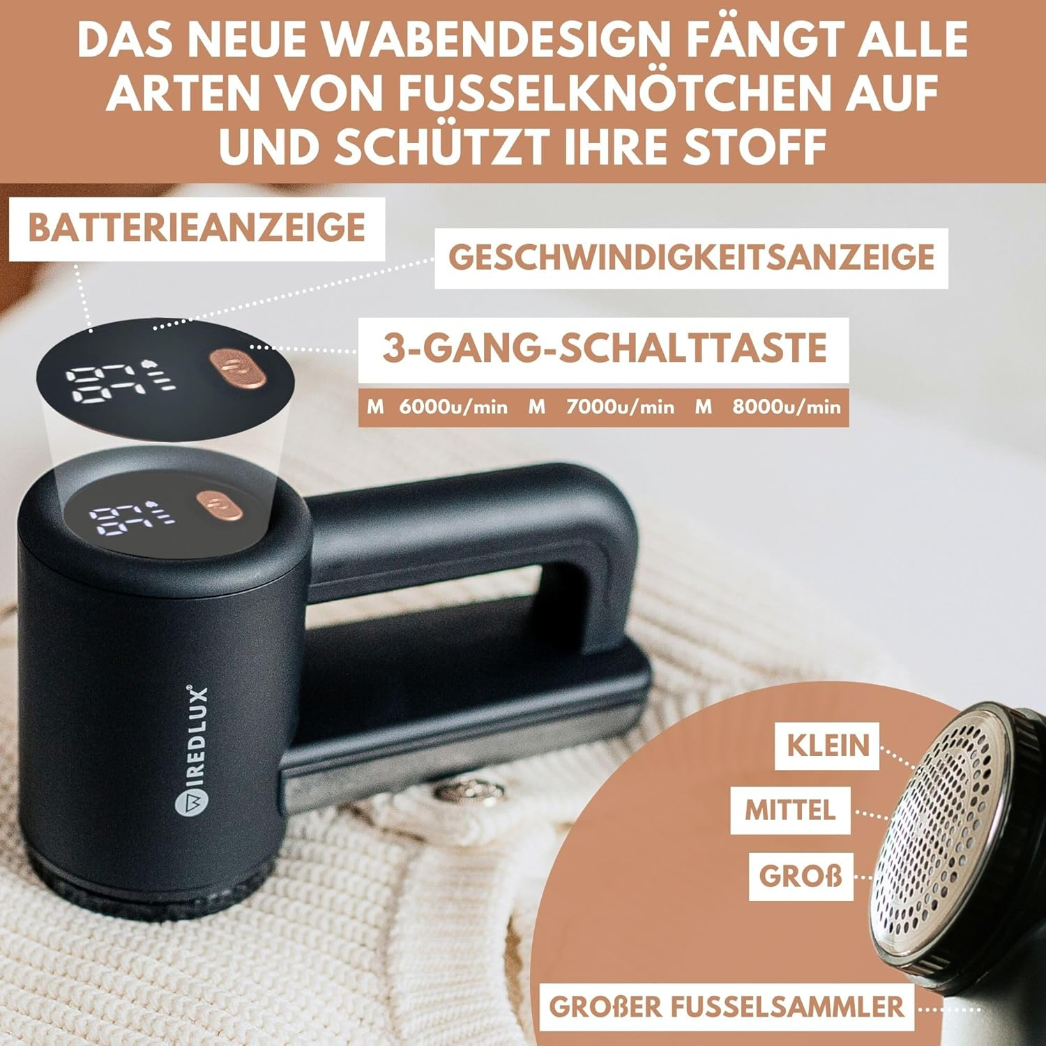 Schwarzer Stoffrasierer mit Digitalanzeige, Knöpfen und großem Fusselsammler auf einem cremefarbenen Pullover. Textbeschriftungen.