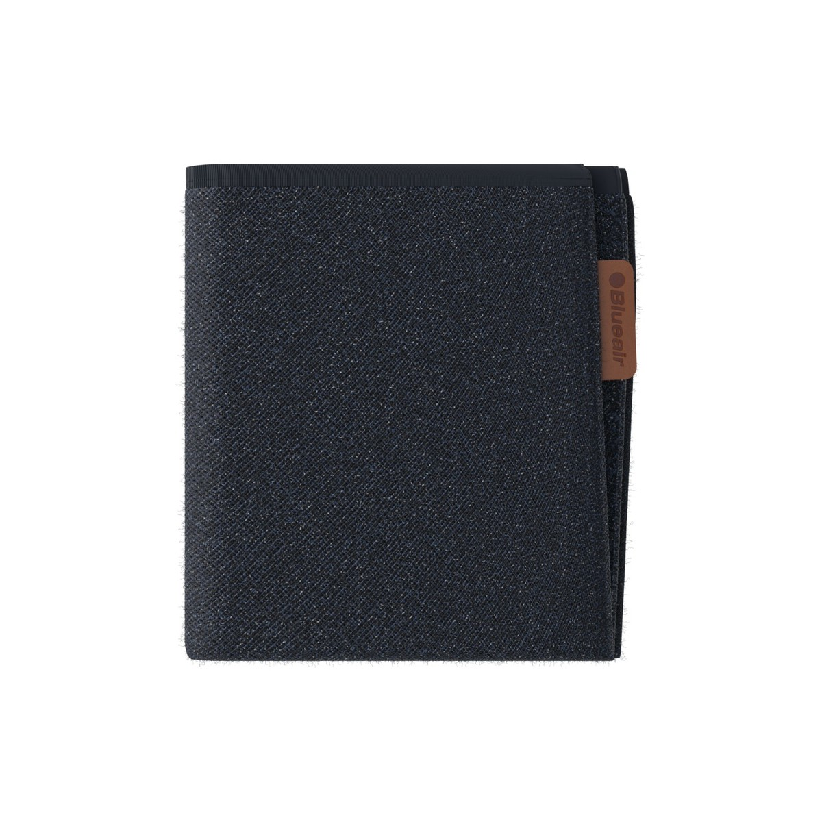 Ein gefaltetes dunkelblaues Textil mit einem kleinen braunen Blueair-Etikett auf der rechten Seite. Der Hintergrund ist weiß.