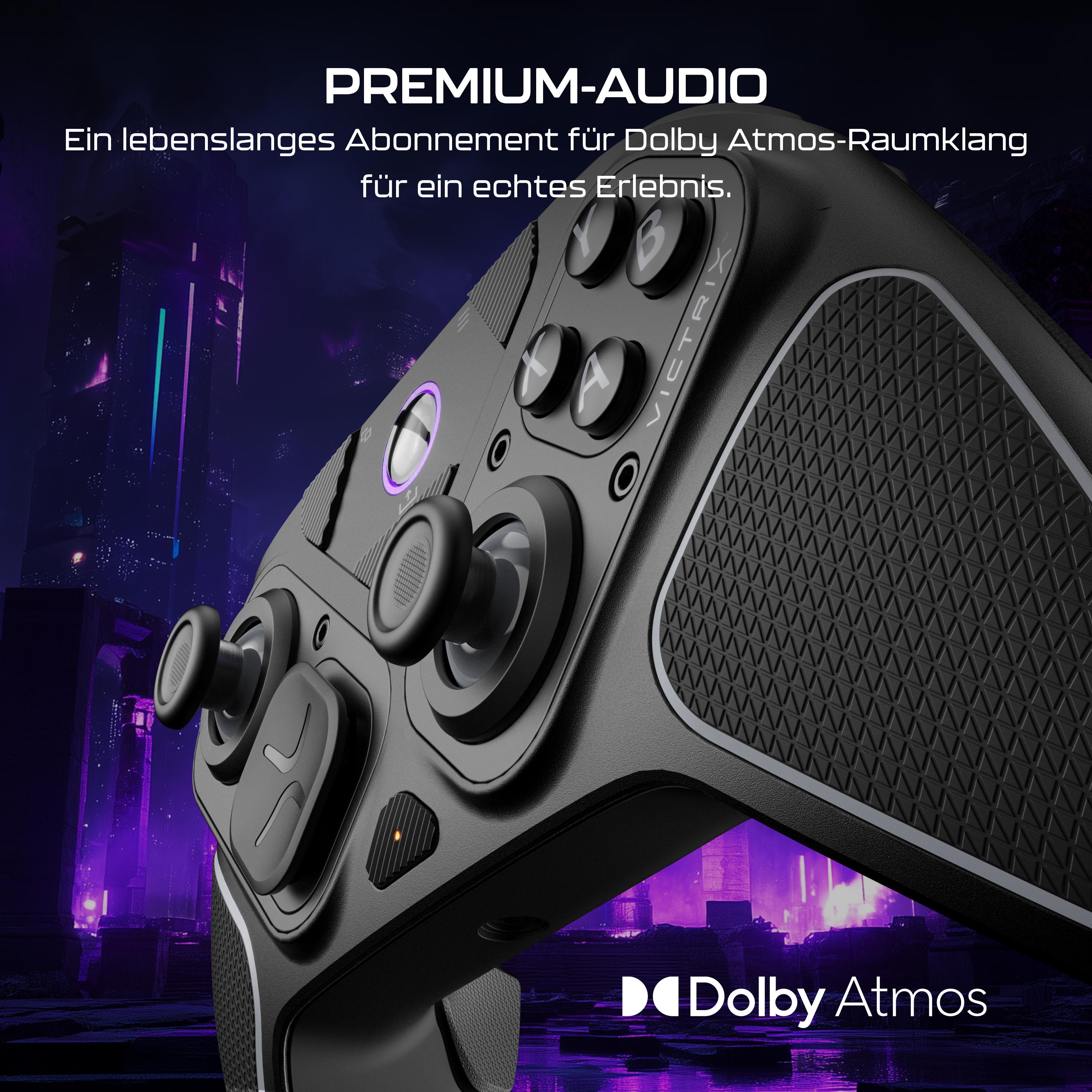Schwarzer Gamecontroller mit Knöpfen, Joysticks und Text. Im Hintergrund eine verschwommene Stadt mit lila und blauen Lichtern.
