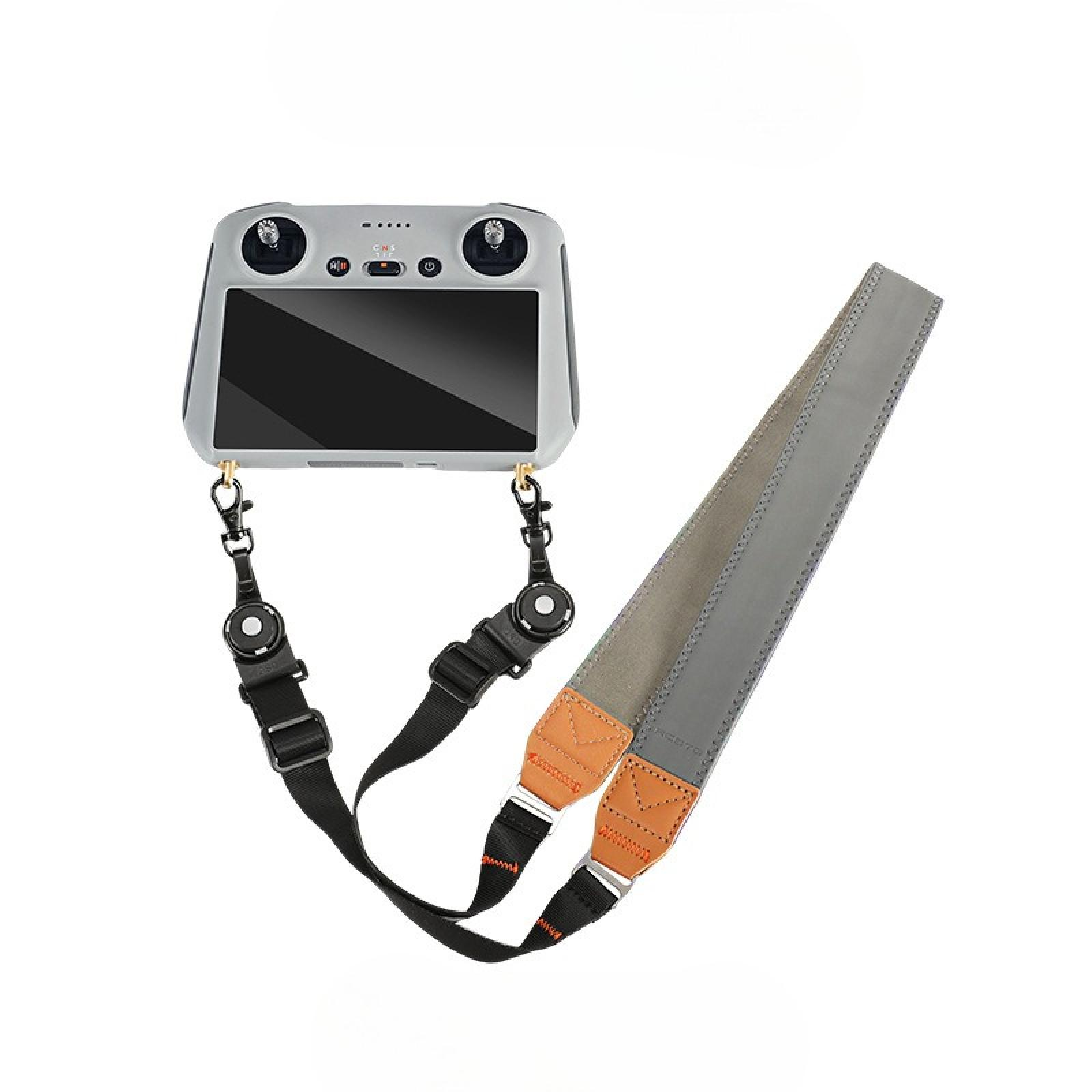 Drohnen-Controller mit angebrachtem Gurt. Der Controller ist grau. Der Gurt ist grau und braun mit schwarzen Anschlüssen.