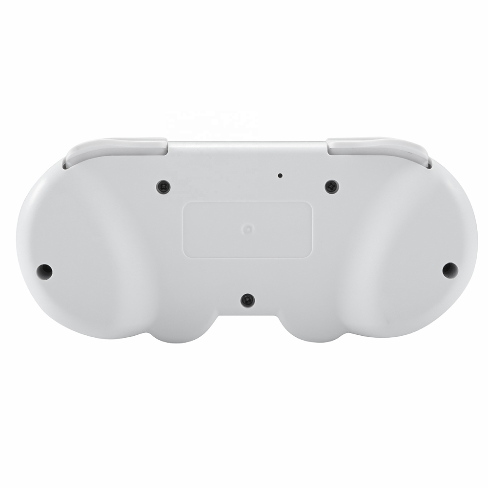 Die Unterseite einer weißen Handheld-Konsole ist zu sehen, mit mehreren Schrauben, einem kleinen Loch und einer Aussparung.