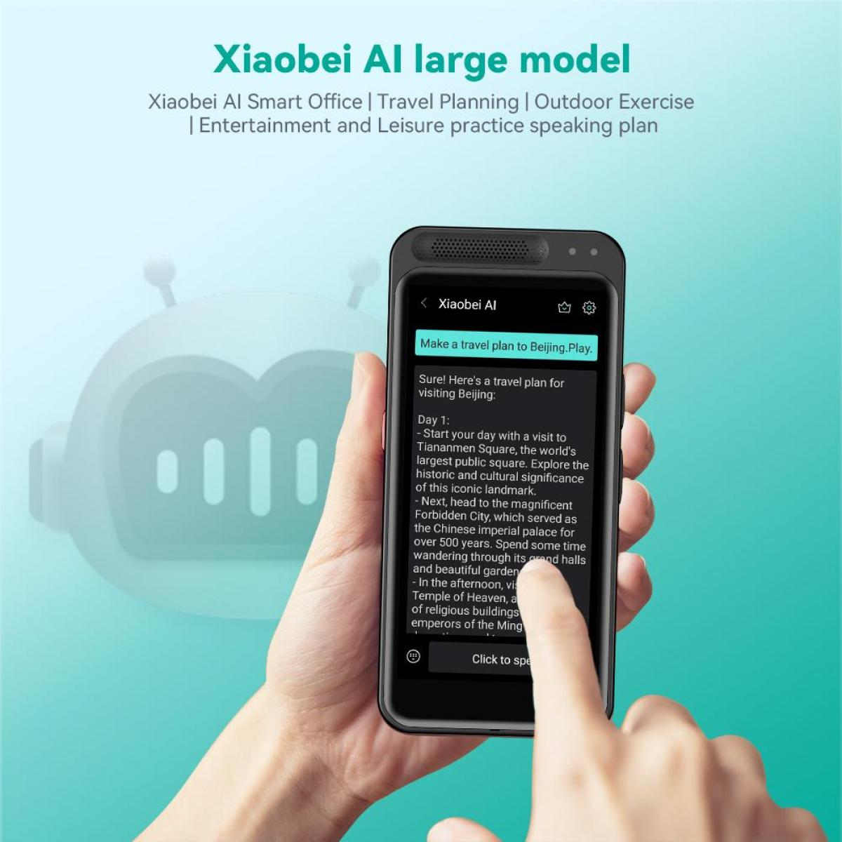 Eine Hand hält ein Telefon mit einem Reiseplan nach Peking. Der Text lautet 'Xiaobei Al' und 'Make a travel plan to Beijing.Play'.