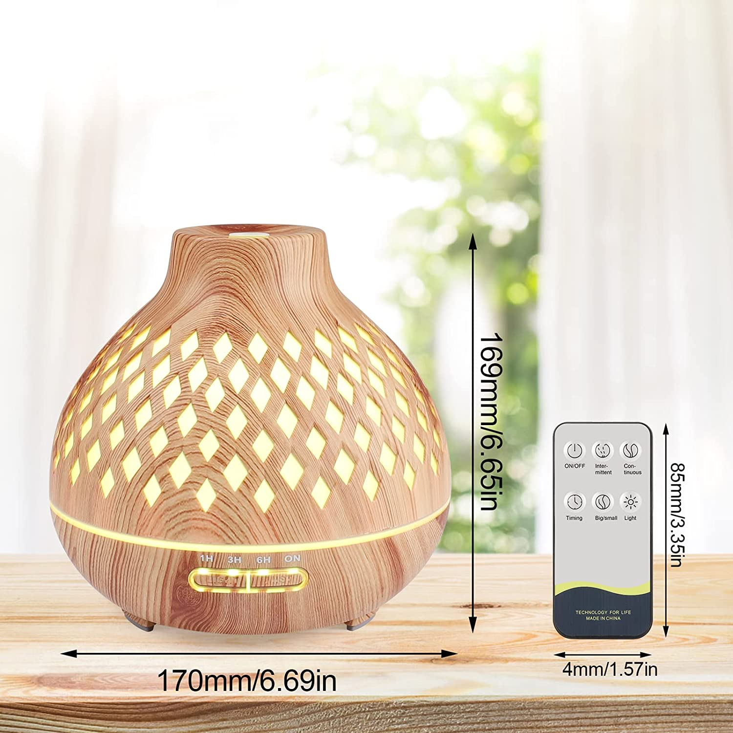 Ein Holz-Aroma-Diffusor mit rautenförmigen Ausschnitten, einer Fernbedienung und angezeigten Abmessungen. Der Hintergrund zeigt ein Fenster mit Licht.