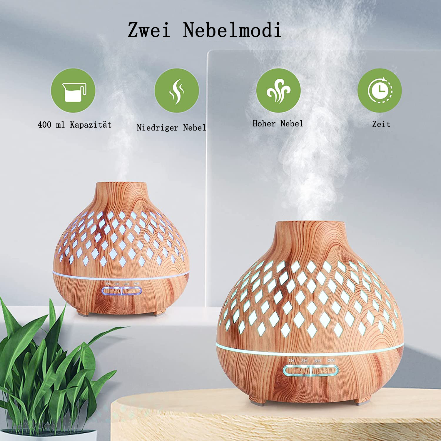 Zwei Holzluftbefeuchter, einer mit Nebel. Symbole zeigen Kapazität, Nebelstufe und Timer. Grüne Pflanze in weißem Topf.
