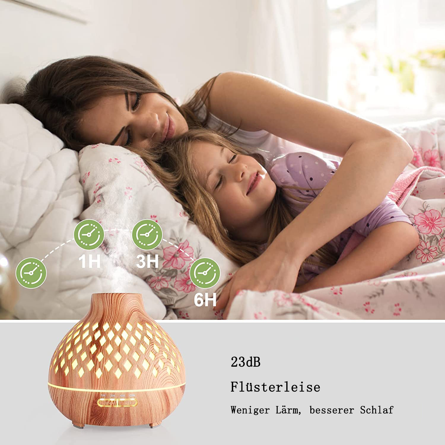Eine Frau und ein Kind schlafen in einem Bett, vor ihnen steht ein Aromadiffusor. Der Diffusor hat ein Holzdesign, Zeiteinstellungen sind sichtbar.