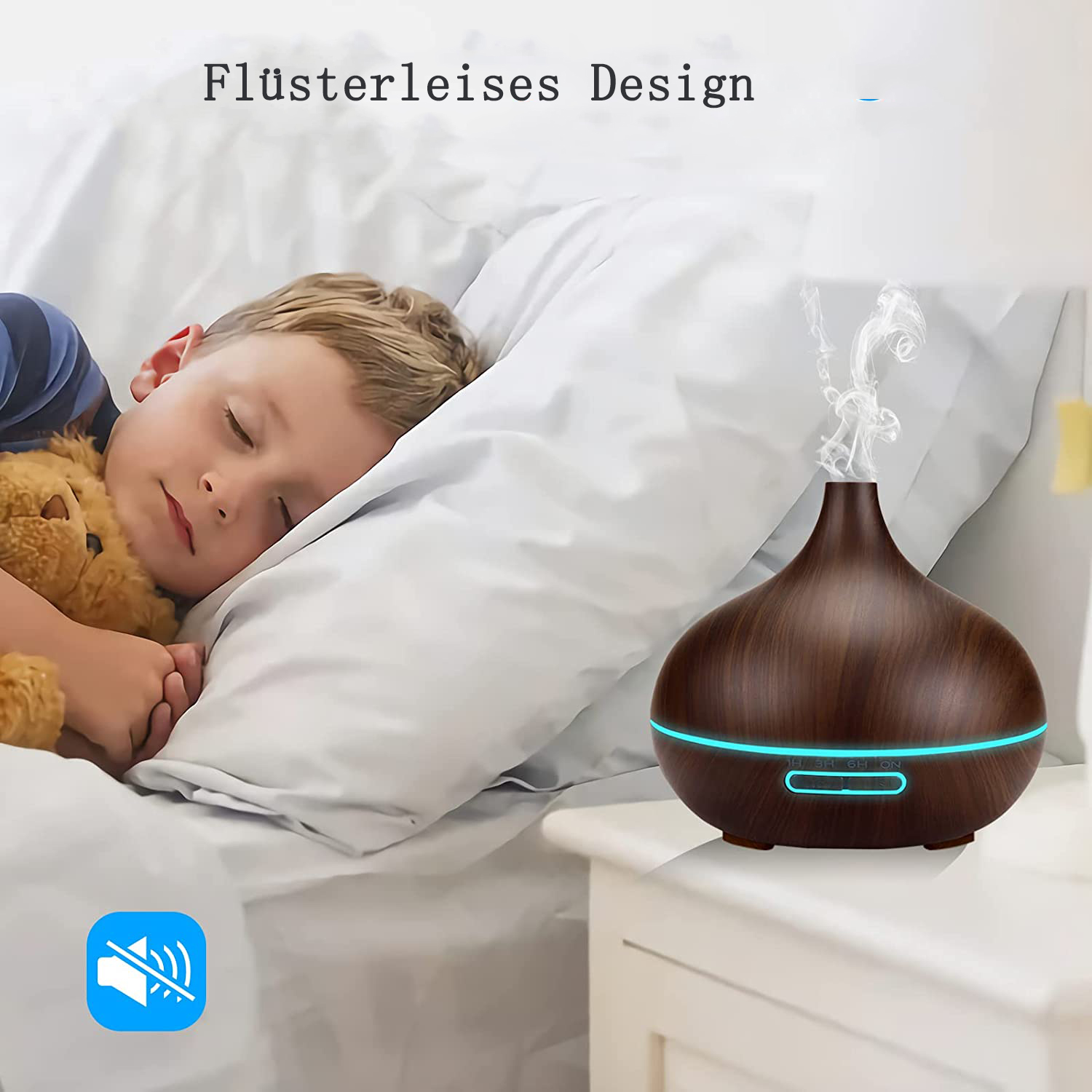 Ein schlafendes Kind mit einem Teddybär neben einem Aromadiffusor. Der Diffusor gibt Dampf ab. Hintergrund: ein weißes Bett.
