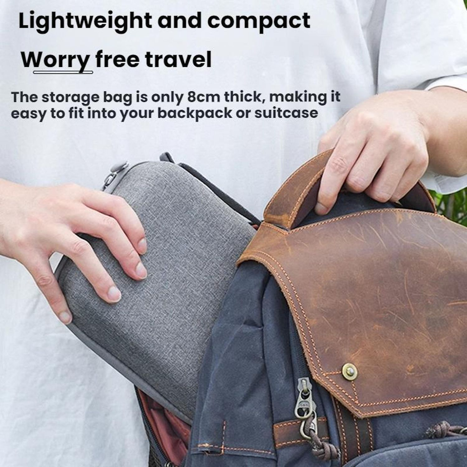 Eine Person legt eine graue Aufbewahrungstasche in einen braunen Lederrucksack. Text: Leicht und kompakt, sorgenfreies Reisen. Die Tasche ist 8 cm dick.