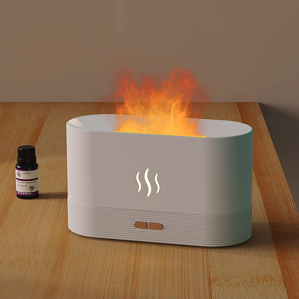 Ein weißer Aroma-Diffusor mit Flammeneffekt, ätherischer Ölflasche, auf einer Holzoberfläche. Flamme ist orange.