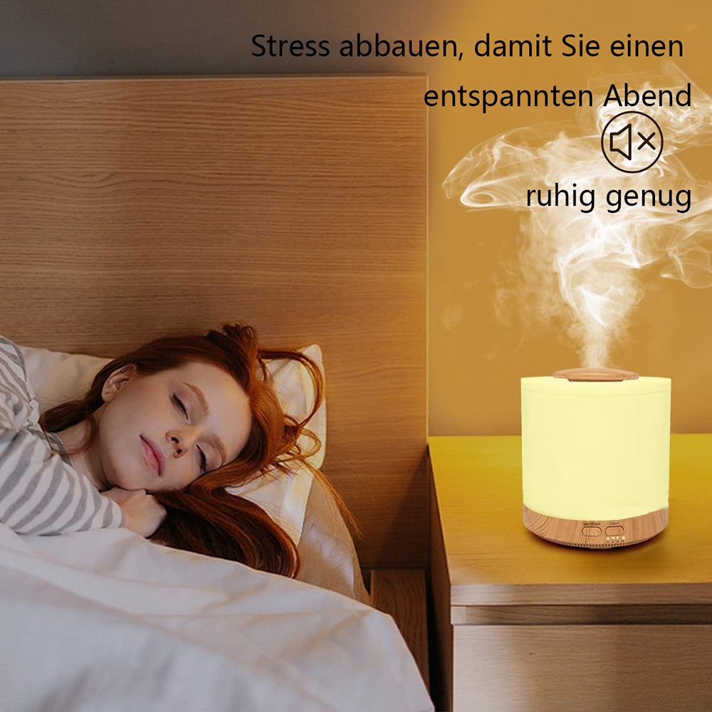 Eine Frau schläft im Bett. Ein Diffusor gibt Dampf ab. Text: 'Stress abbauen für einen entspannten Abend, ruhig genug'.